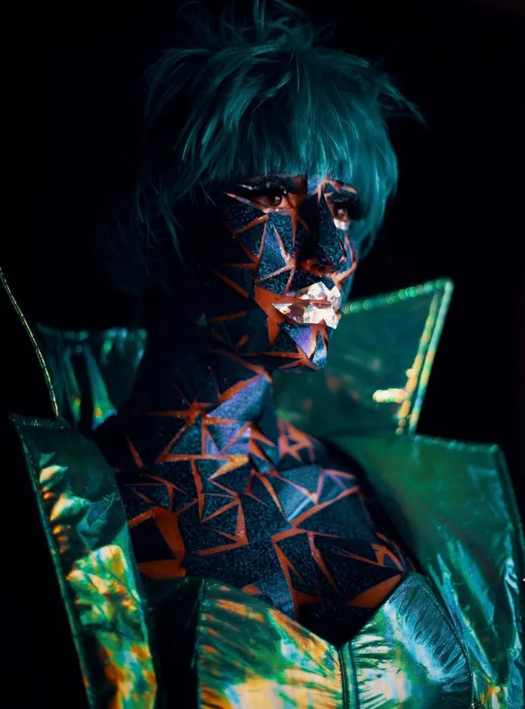 Maquillaje geométrico en tonos azules y naranjas
