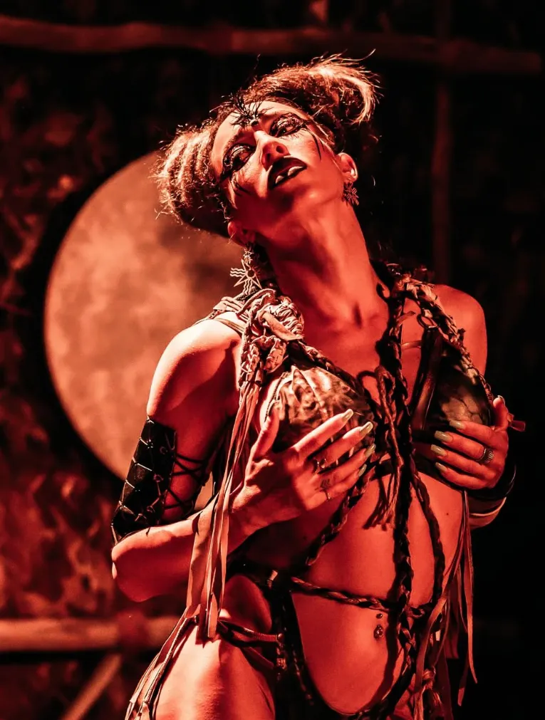 Performer bajo una luna roja en un show de ELROW