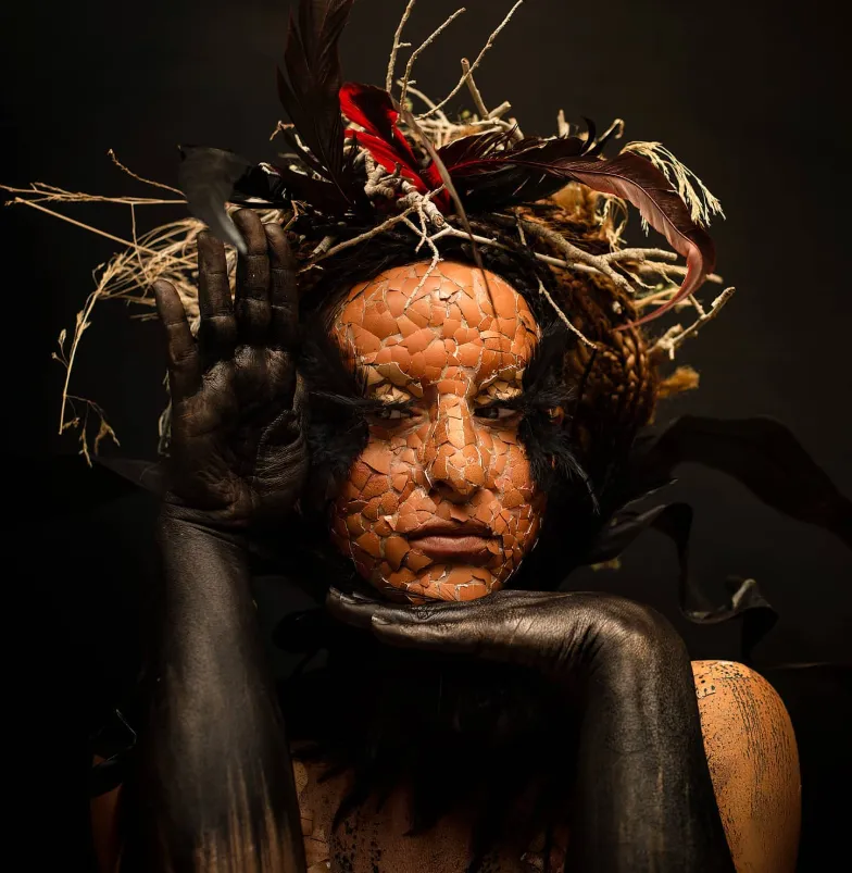 Rostro con textura de cerámica agrietada y corona de ramas